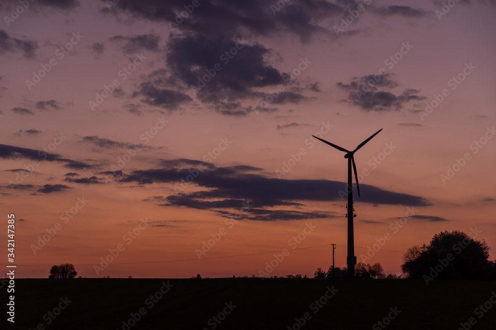 Obraz premium wind turbine at sunset