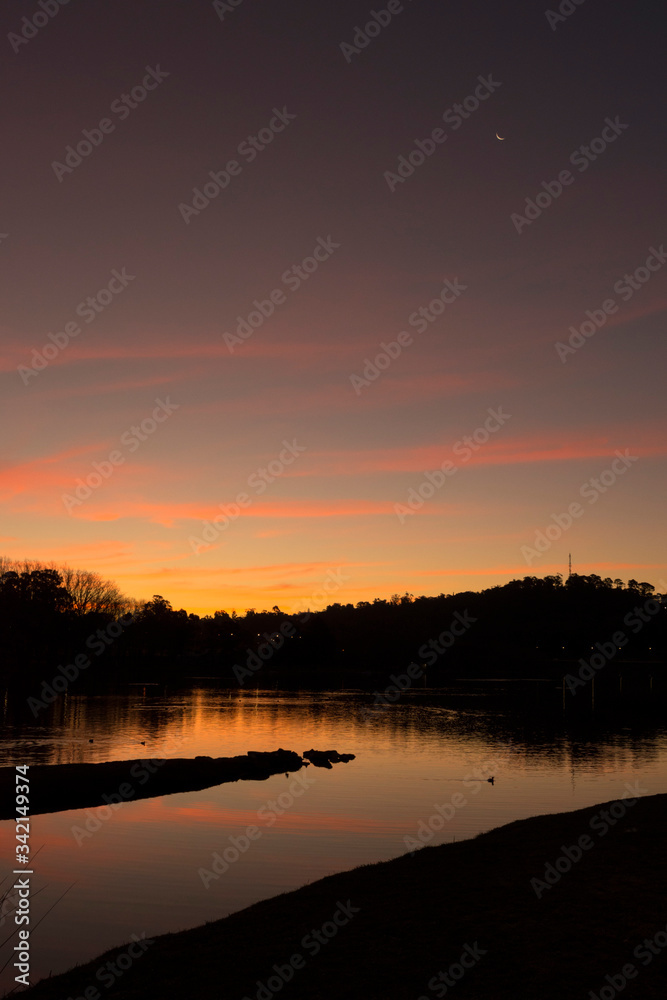 Obraz premium Paisaje de sierras y laguna al atardecer.