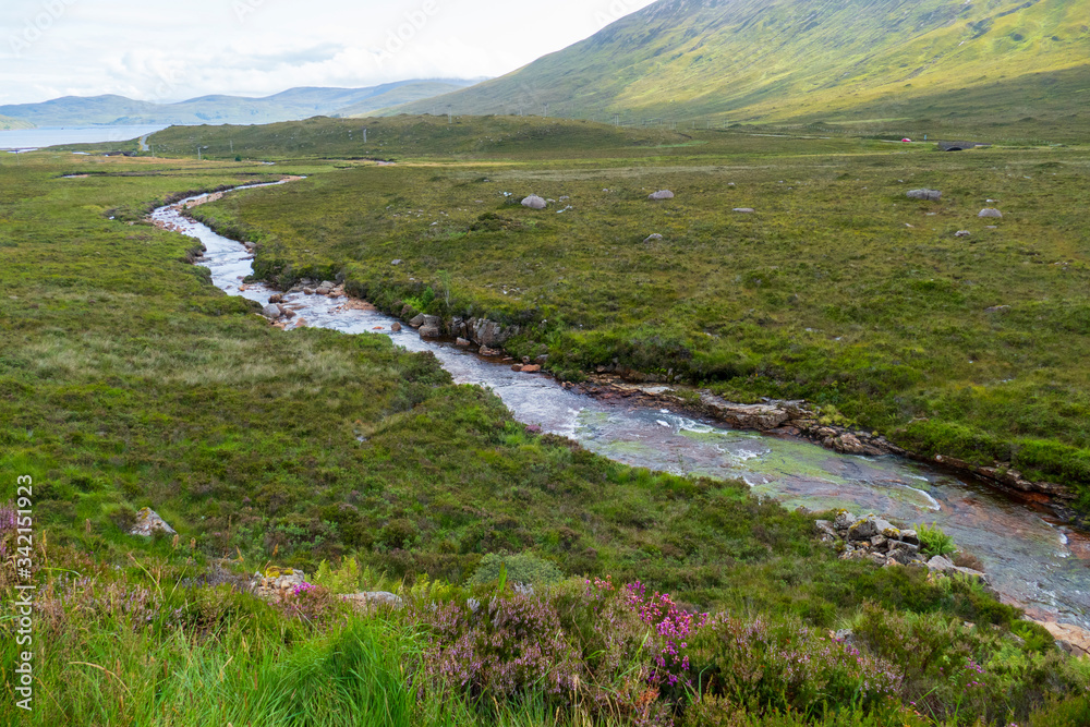 Fototapeta premium Wasserfall auf der Isle of Skye in Schottland, Nähe Blackhill
