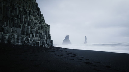 Keuken achterwand Zwart Reynisfjara black sand beach & Reynisdrangar in dark and moody weather, Iceland  © Rasmus