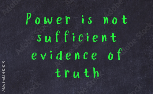 Foto Chalk inscription of smart quote on black desk