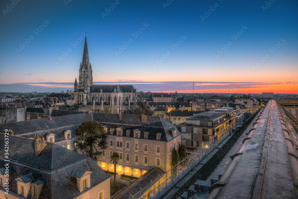 vu aérienne au lever du jour sur une église et des bâtiments du XIX ème siècle sur les toits de la vielle ville de Nantes en France