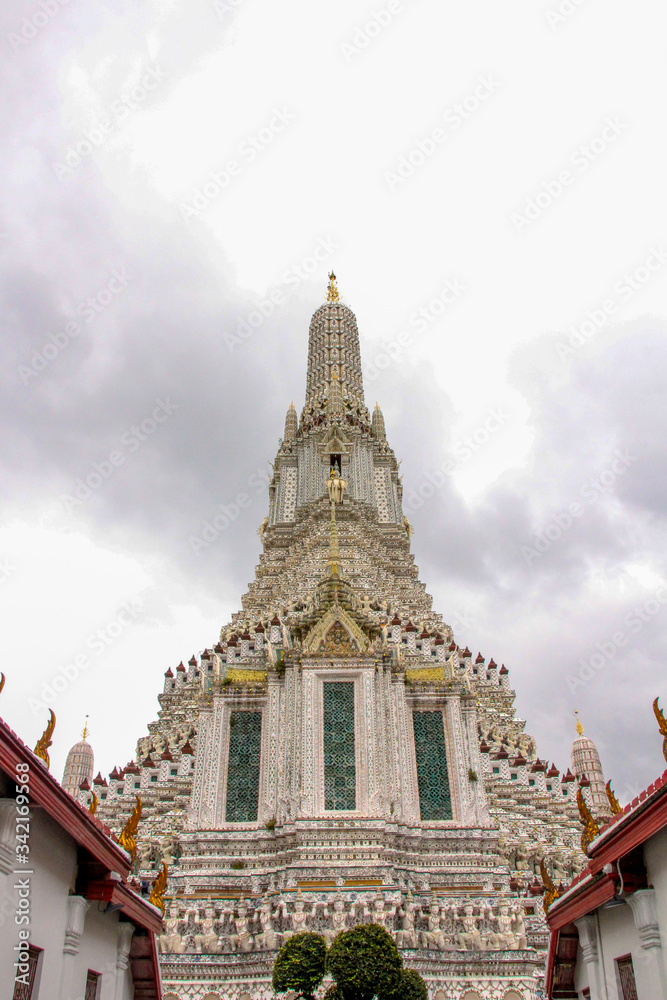 Fototapeta premium Bangkok Wat Arun Temple with gray cloudy sky