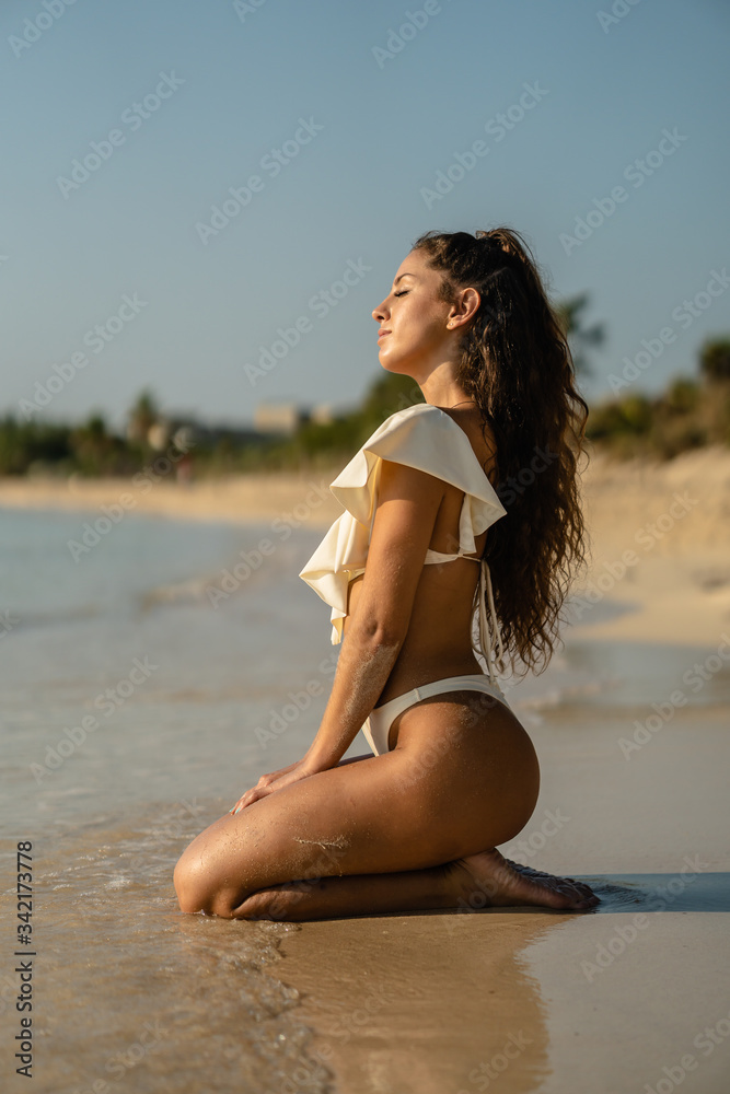 Fototapeta premium Pretty young hispanic woman on the beach