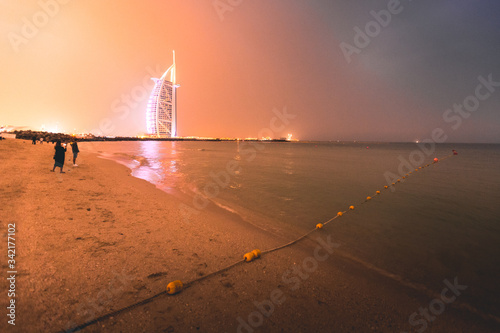 Foto Burj al Arab and Jumeirah beach at dusk Dubai - UAE
