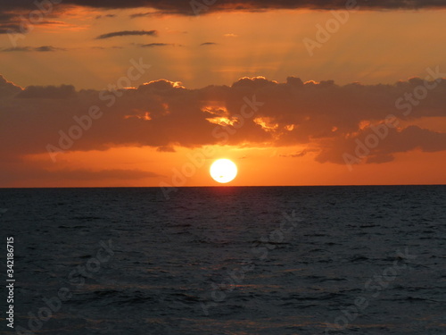 Fototapeta Naklejka Na Ścianę i Meble -  Maui Sunset at Kihei beach