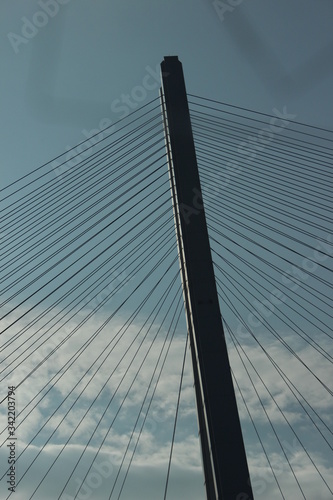 大型のつり橋　曇り空で形が不吉な感じを醸し出している　瀬戸内海のしまなみ海道