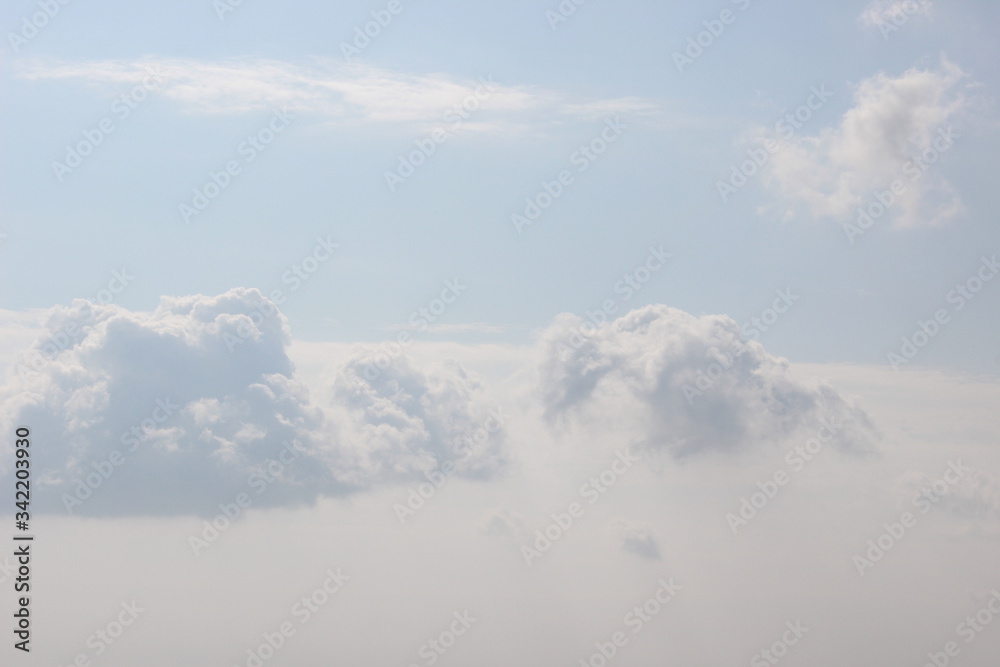 飛行機から見た空と雲
