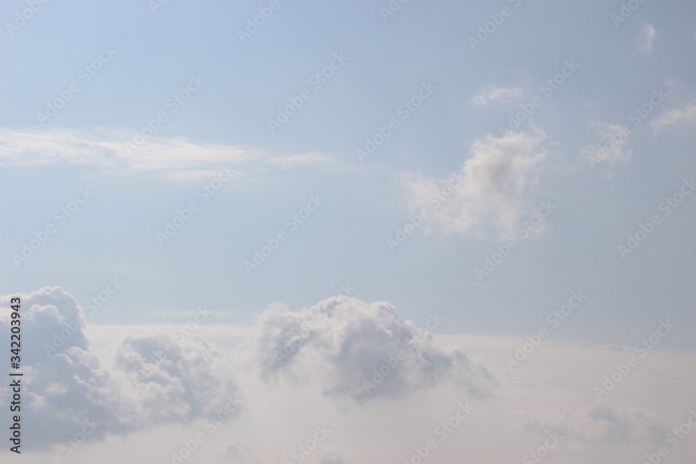 飛行機から見た空と雲