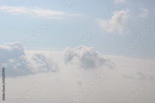 飛行機から見た空と雲