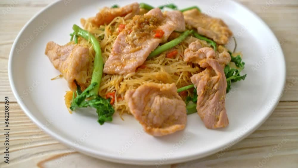 Stir-fried rice vermicelli and water mimosa with pork Stir-fried rice vermicelli and water mimosa with pork