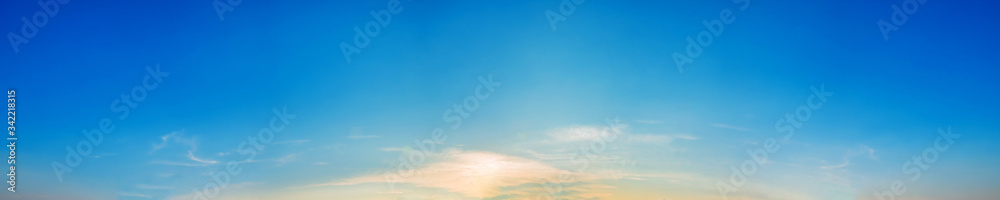 Obraz premium Panorama sky with beautiful cloud on a sunny day. Panoramic high resolution image.