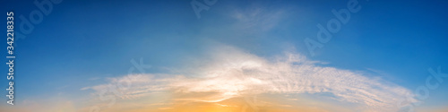 Panorama dramatycznego, żywego koloru z piękną chmurą wschodu i zachodu słońca. Obraz panoramiczny.