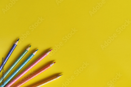 Colores sobre fondo color amarillo