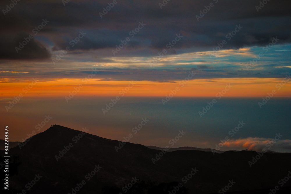 Atardecer en las montañas Atardecer en las montañas