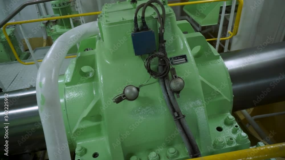 Rotating shaft line of main propulsion plant of passenger ship with intermediate bearings