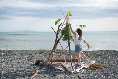 海辺の漂流物で家を作る女の子
