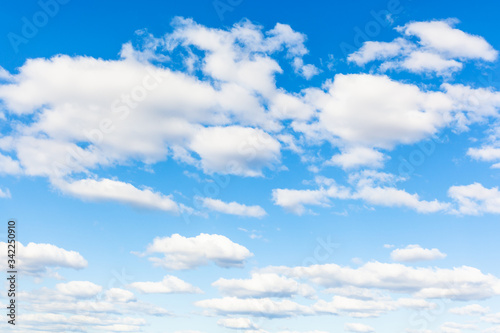 Fototapeta Naklejka Na Ścianę i Meble -  blue sky with many white cumuli clouds