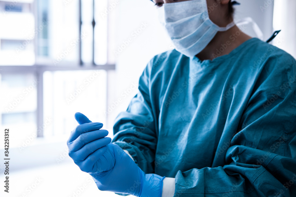 手袋をはめる医療従事者の女性 手袋をはめる医療従事者の女性