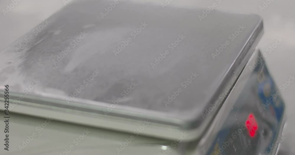 Vidéo Stock Weighing scale calibration in laboratory using a set of