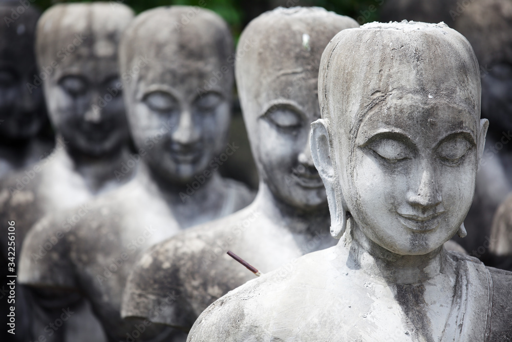 Obraz premium grunge weathered buddha statue background