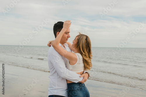 Quadro su tela couple looking at each other while hugging