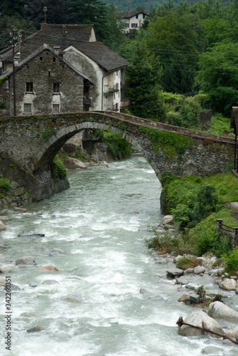 Schweiz, Tessin, Leventina, Giornico mit Fluss Ticino und Steinbrücke photo
