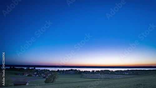 Zeitraffer Tag zu Nacht über dem See in 4k