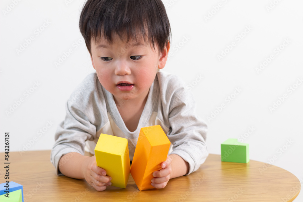子供　遊ぶ　積み木