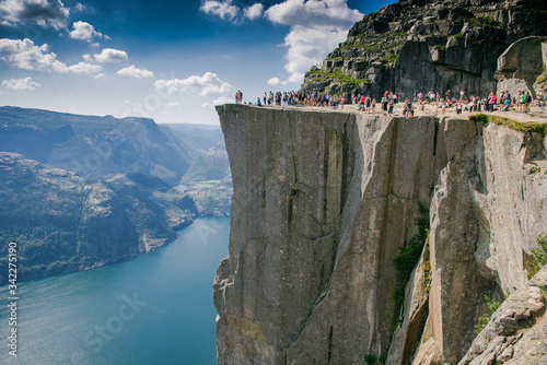 Preikestolen, Norge. Tourists on a stone plateau hanging over the fjord. tourist in the mountains of Norway. Pulpit Rock