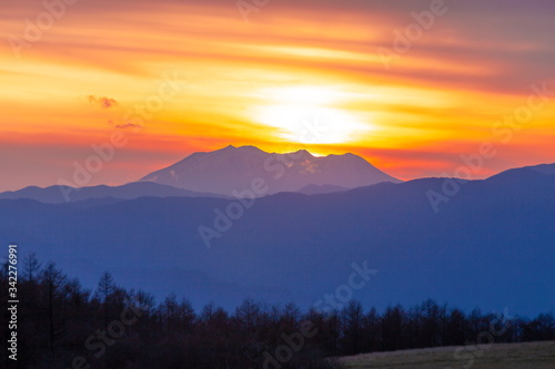 御嶽山と夕焼け空、長野県岡谷市高ボッチ高原にて