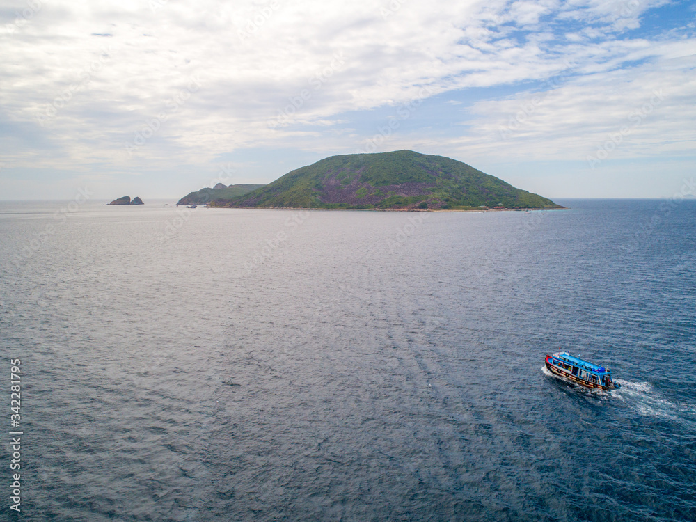 Obraz premium Aerial view of Hon Mun Island or Coral Bay, at Nha Trang Bay, Khanh Hoa, Vietnam. is the most beautiful island in Nha Trang, the region with the most corals and marine species in Southeast Asia