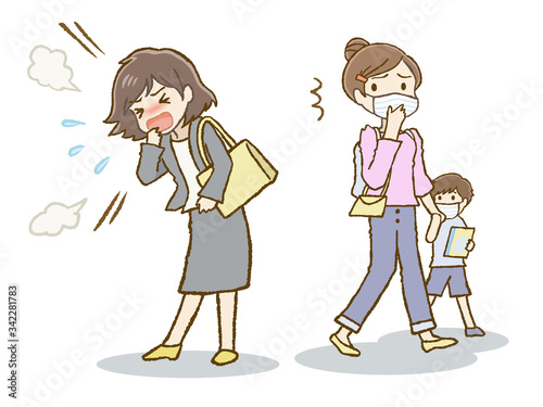 咳こむスーツ女性とすれちがう親子