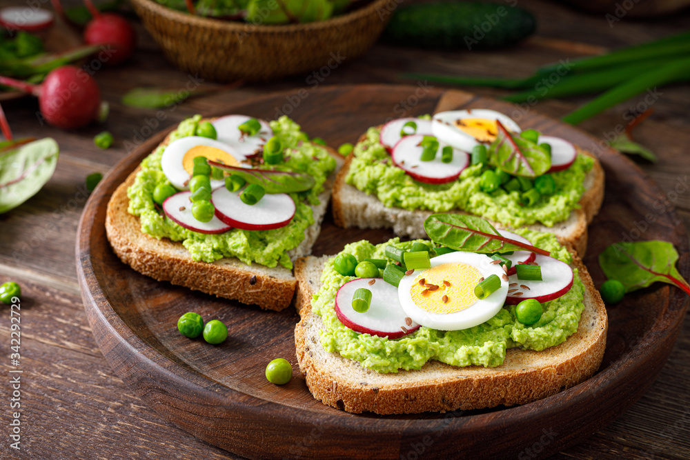 Sandwiches with wholemeal bread, hummus or puree of fresh green peas, radish, cucumber, boiled egg, green onion and chard Sandwiches with wholemeal bread, hummus or puree of fresh green peas, radish, cucumber, boiled egg, green onion and chard