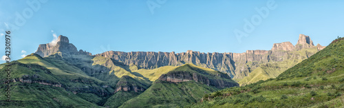 Fotografia Panoramic view from Tugela Gorge hiking trail towards the Amphitheatre