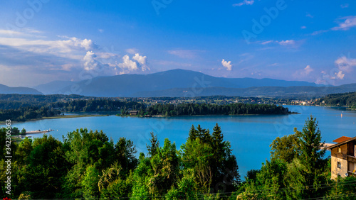 Panoramablick auf den Faaker See in Österreich