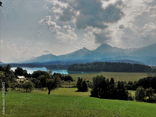 Der Faaker See in   sterreich mit Bergpanorama-Blick auf den Mittagskogel