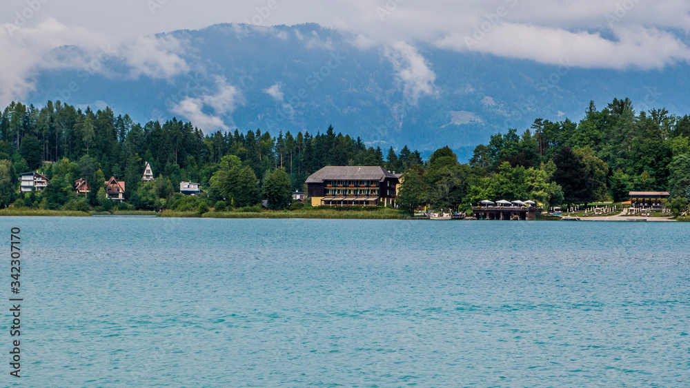 Fototapeta premium Der Faaker See in Österreich mit Blick auf die Gerlitzen
