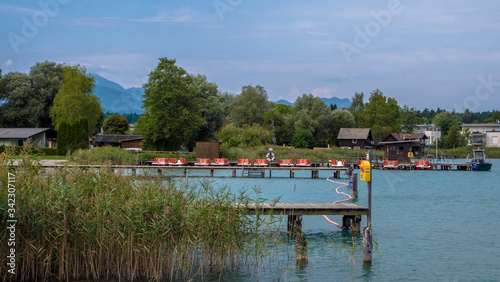 Ein Tretbootverleih am Faaker See in Österreich