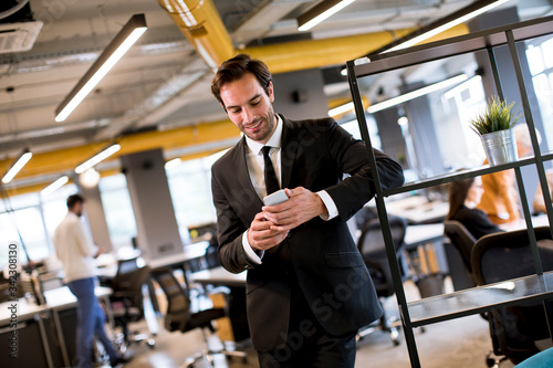 Young businessman wearing b...