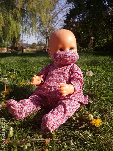 Masque Covid 19 sur une poupée