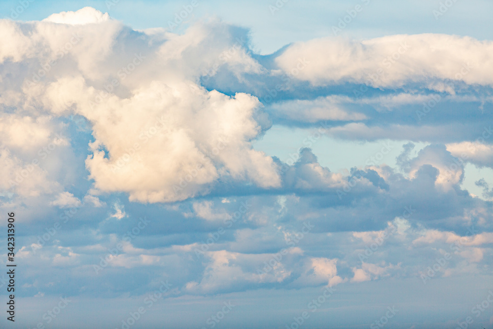 Cielo al crepuscolo con nuvole 