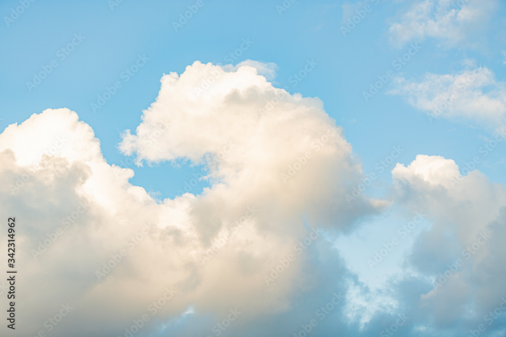 Cielo al crepuscolo con nuvole Cielo al crepuscolo con nuvole