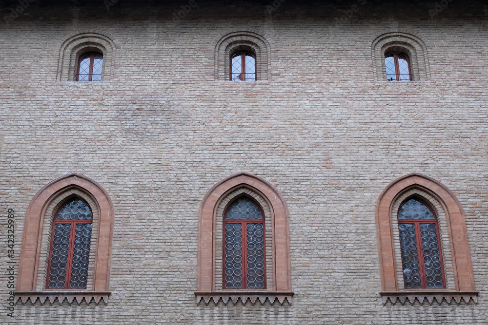 Architettura di un palazzo storico di Fontanellato, finestre all'interno del castello, Parma