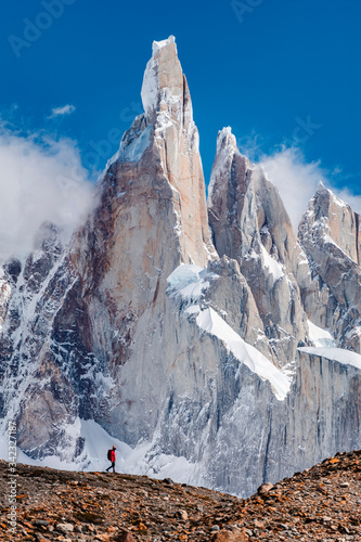 Un'escursionista ed il Cerro Torre sullo sfondo. 