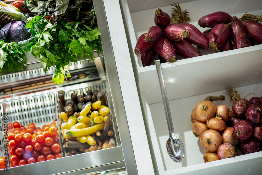 Foto de Banco frutta e verdura di una supermercato con cipolle, patate