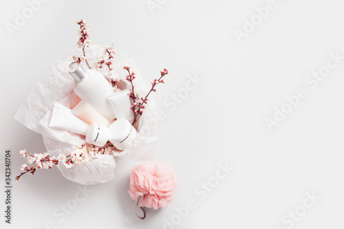 Fotografía Set of cosmetics in a round gift box and washcloth