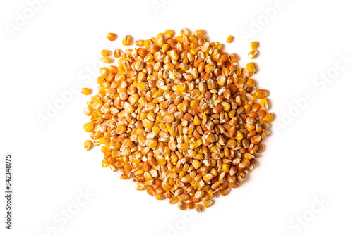 Ziarna kukurydzy usypane w stos na białym tle