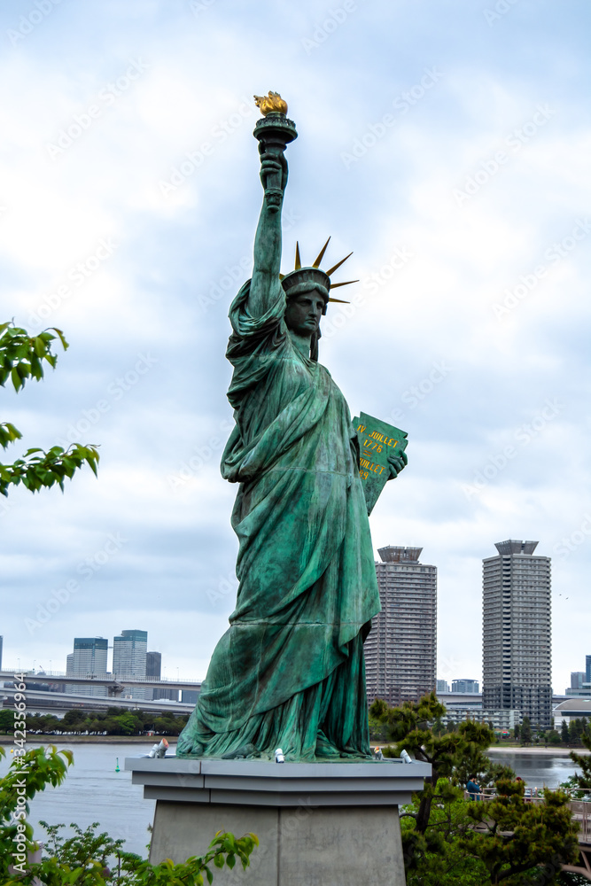 Obraz premium Replica of the Statue of Liberty in Odaiba Bay, Tokyo