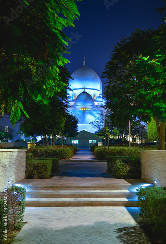 Magnificent view of the Sheikh Zayed Grand Mosque in Abu Dhabi before sunrise. The largest mosque in the country, it is the key place of worship for daily prayers. 